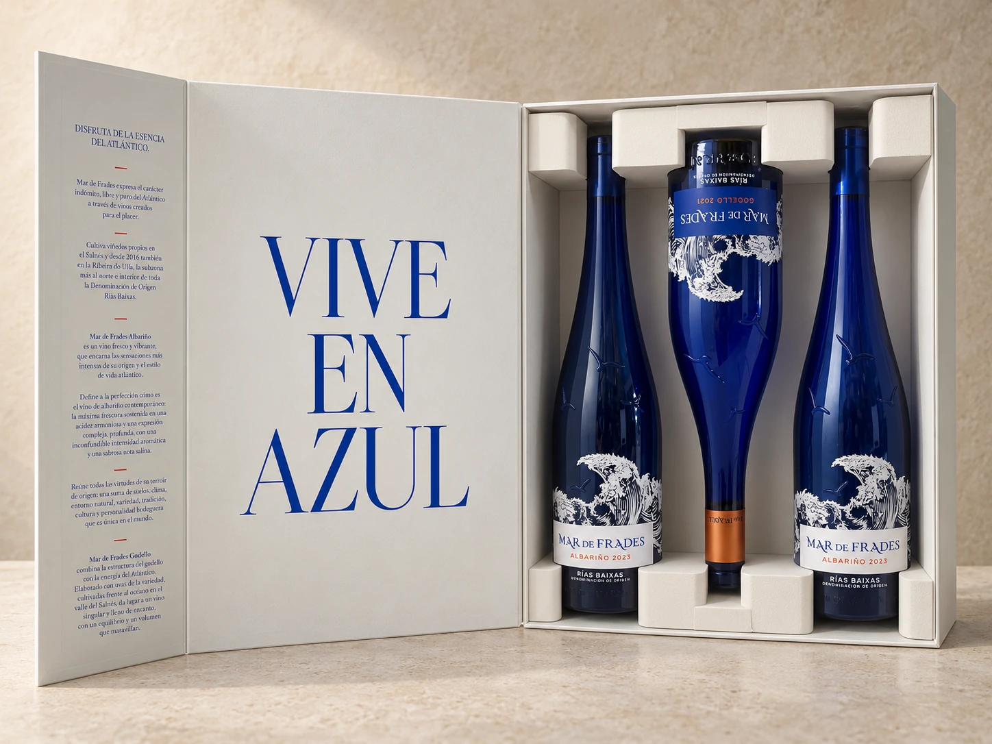 Maletín abierto Mar de Frades con tres botellas