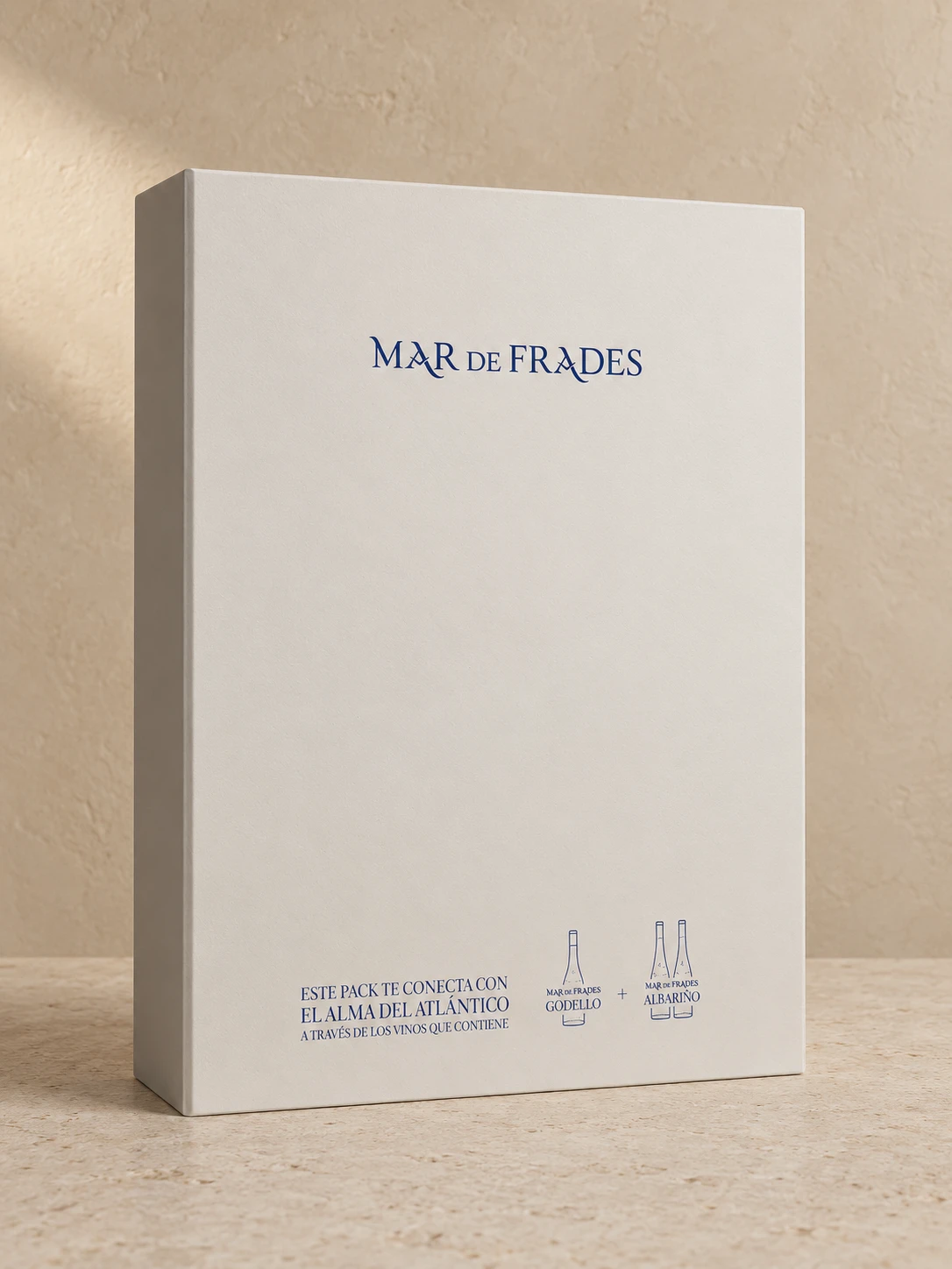Maletín Mar de Frades cerrado, blanco con logotipo e ilustraciones en azul