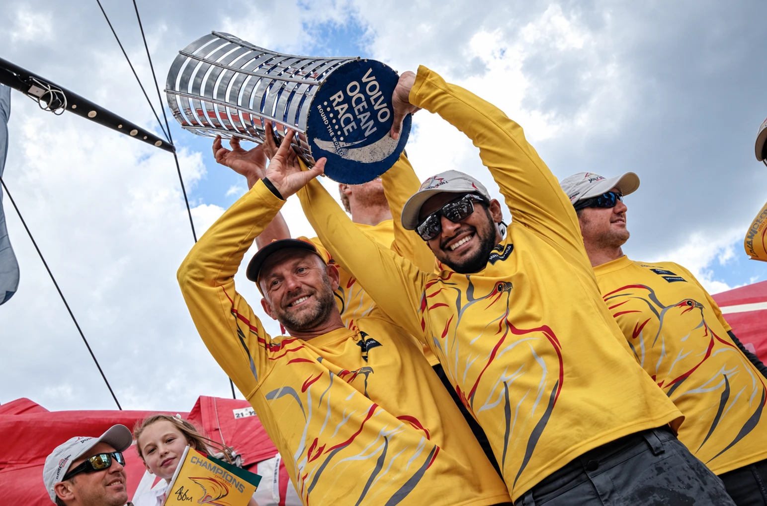 El equipo celebra levantando el trofeo de la Volvo Ocean Race
