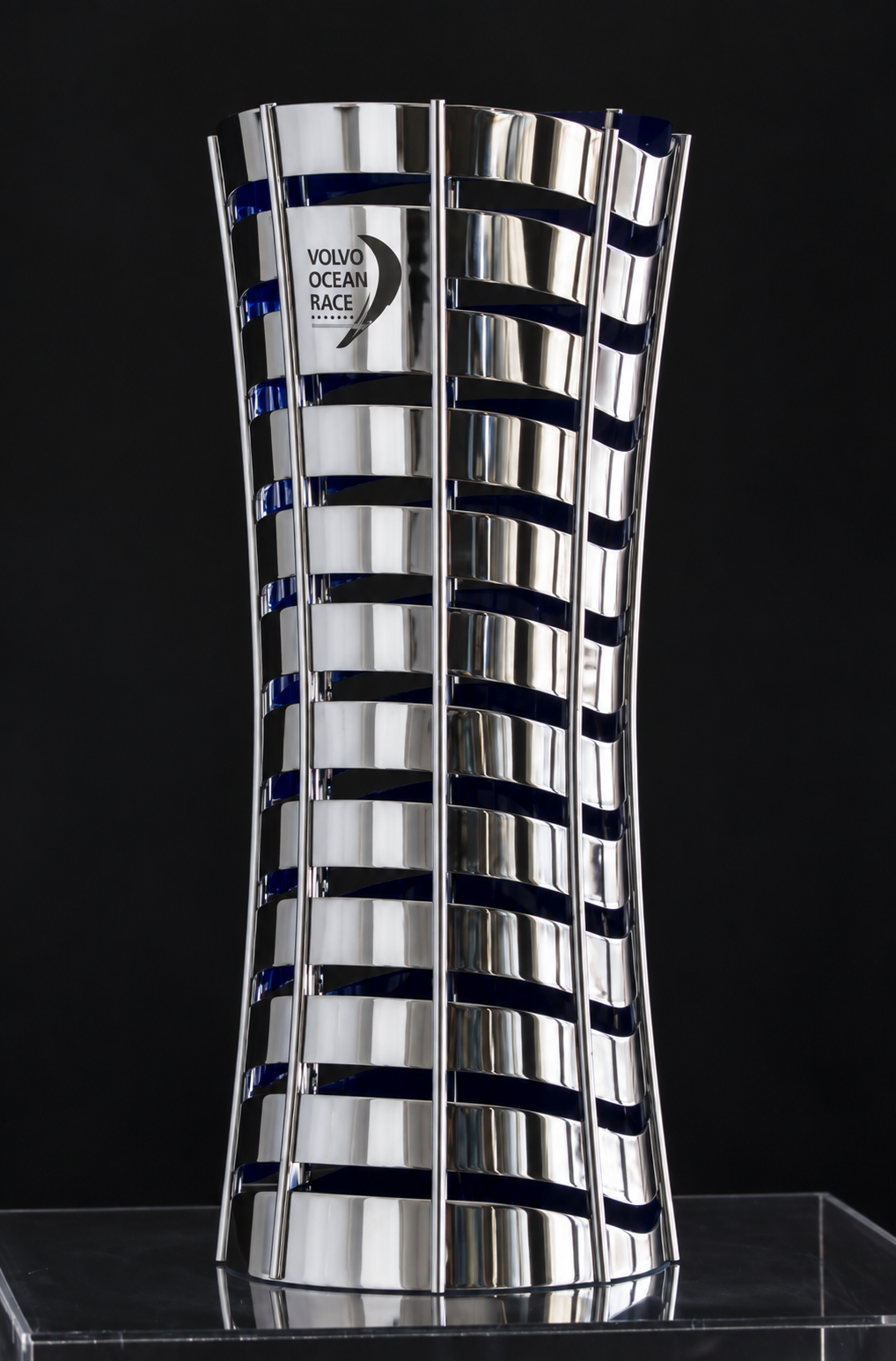 Trofeo de Ocean Race terminado, fotografiado sobre fondo negro